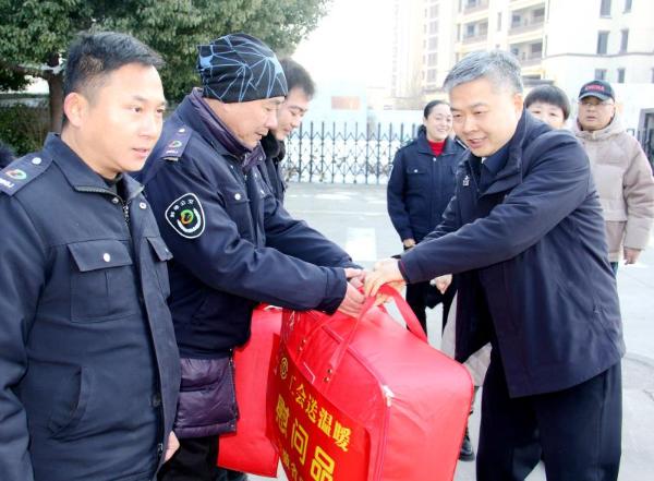 伍春泉一行来蚌开展送温暖活动